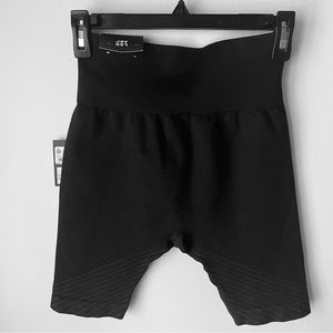 Joy Lab Extra High-Rise Legging Short Black Onix Size Small.